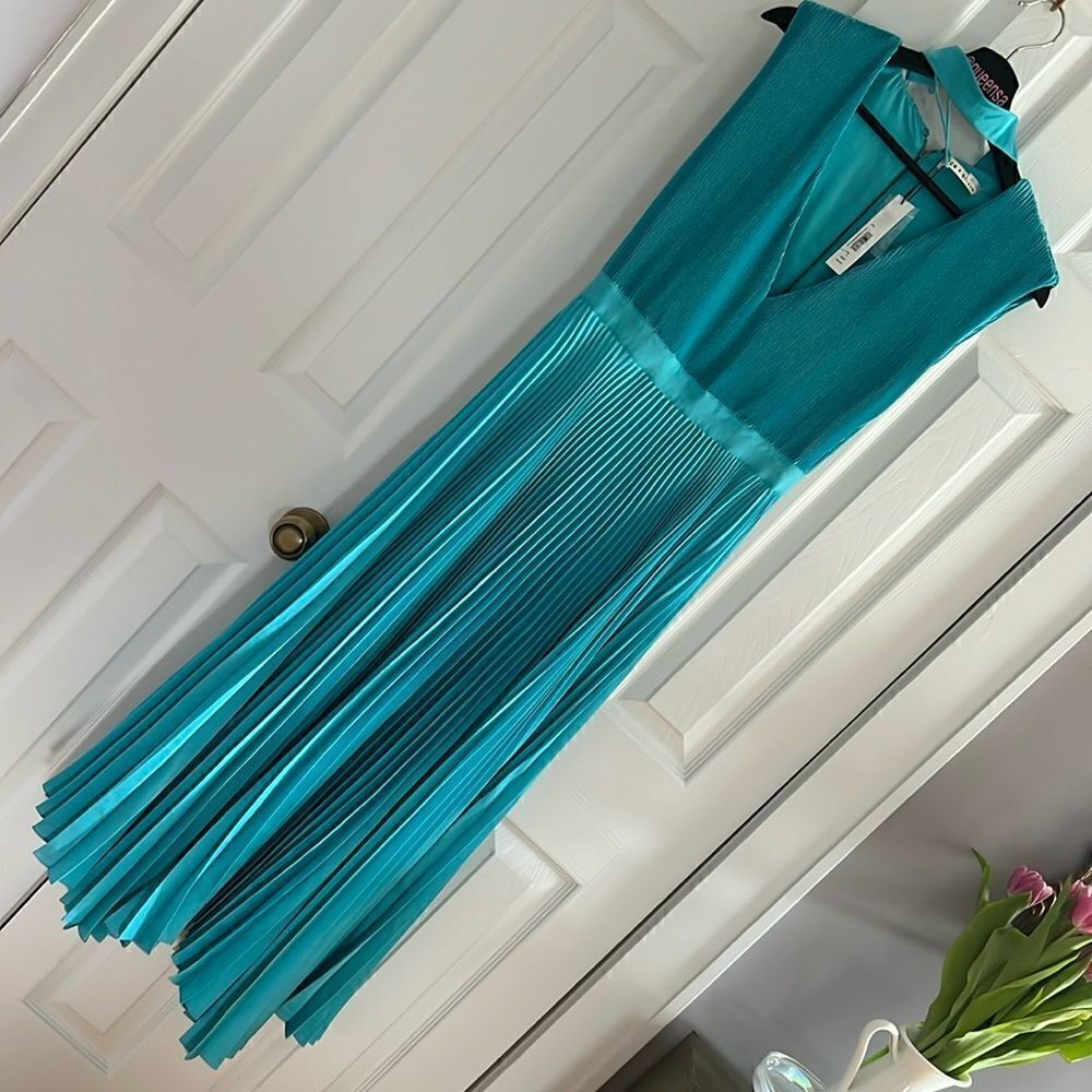 Alice + Olivia Joleen Pleated V-Neck Midi Dress - Picture 3 of 16